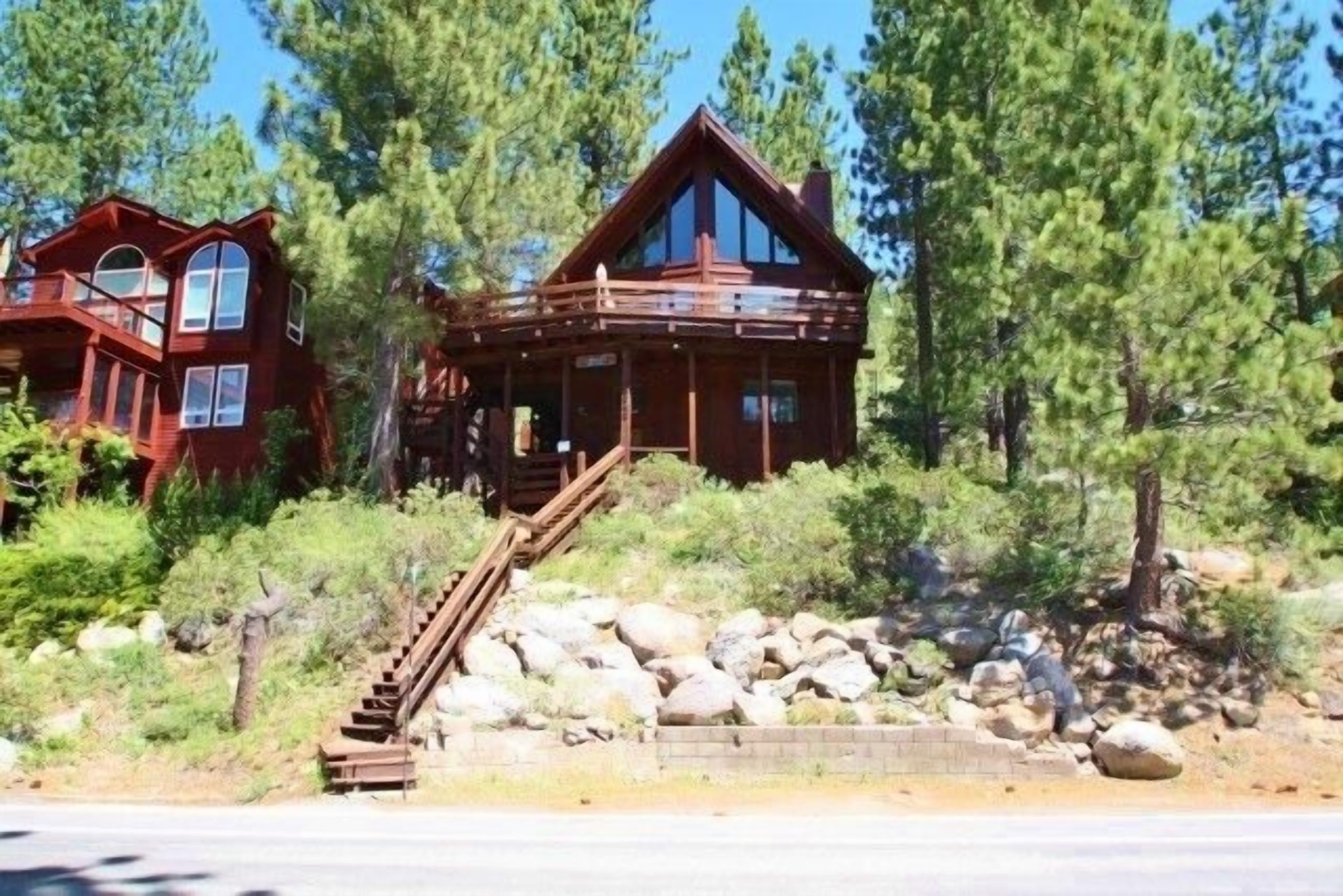 3 bedroom and Loft, 3 bath, sleeps 8. Direct Donner Lake Access DLR#070
