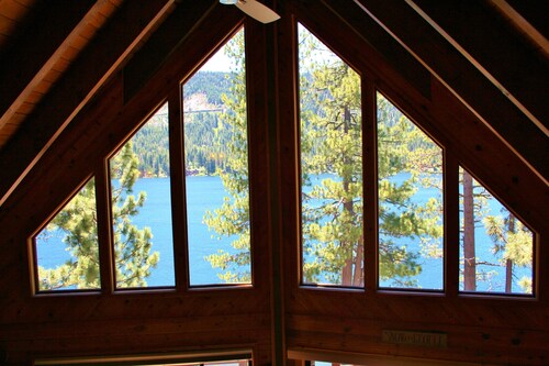 3 bedroom and loft, 3 bath, sleeps 8. Direct Donner Lake Access: DLR#070