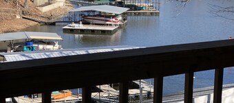 Familyfriendly! Lakeside !! Sunrise Beach! Live to love life by the lake!!!!