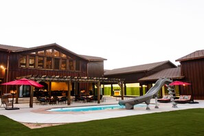 Een buitenzwembad en ligstoelen