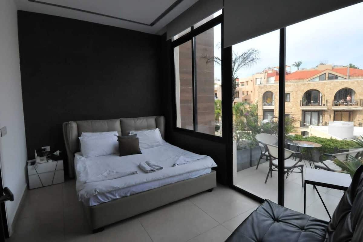 Estudio, vista al jardín (Room No 1) | Cortinas blackout y wifi gratis