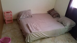 Habitación individual económica, baño compartido | Camas extra