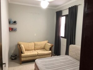 Apartamento | Cortinas blackout, ferros/tábuas de passar roupa, Wi-Fi de cortesia