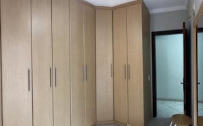 Apartamento | Cortinas blackout, ferros/tábuas de passar roupa, Wi-Fi de cortesia