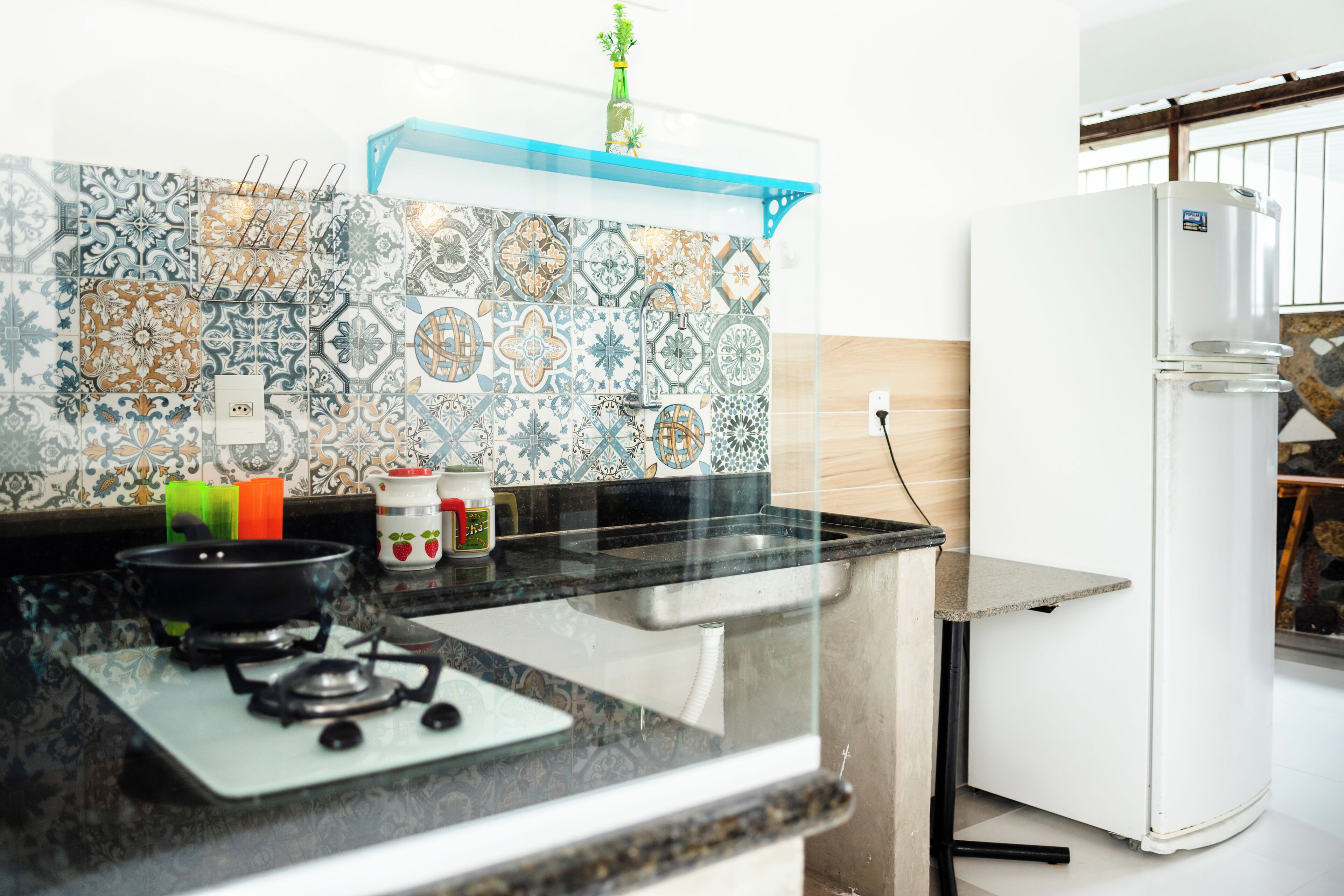 Réfrigérateur, four, plaque de cuisson, blender