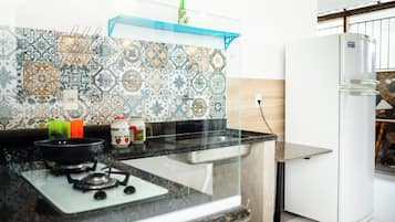 Réfrigérateur, four, plaque de cuisson, blender