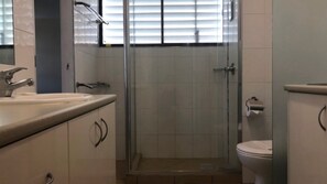 Shower - Madrid U5 Ocean Views & Pool (CALOUNDRA)