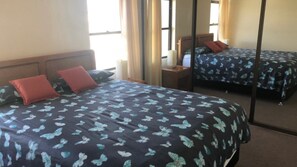 2 habitaciones, tabla de planchar con plancha y ropa de cama 