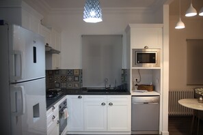 Kühlschrank, Mikrowelle, Ofen, Herdplatte