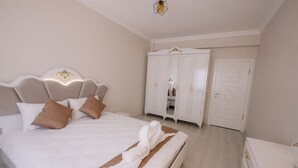 Ein Schlafzimmer mit einem großen Bett, einem Kleiderschrank und einer Kommode.