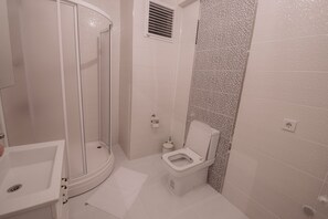 Apartamento, 2 quartos | Banheiro | Chuveiro, chuveiro com efeito de chuva, produtos de toalete grátis 
