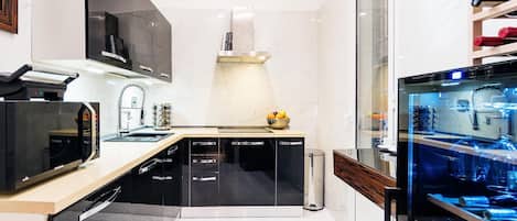 Fridge, microwave, dishwasher, coffee/tea maker