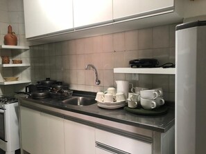 Geladeira, micro-ondas, fogão, cooktop
