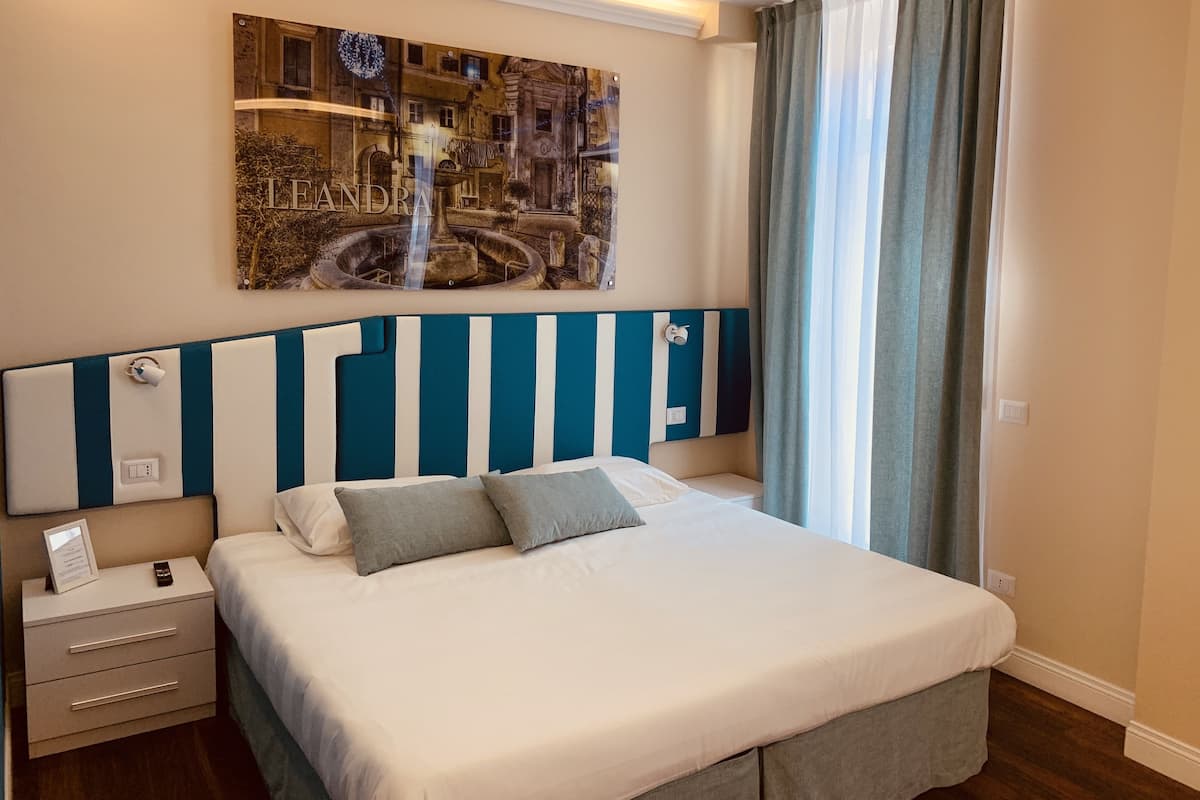 Kamar Double atau Twin Comfort | Meja kerja, ruang kerja ramah laptop, dan tirai kedap cahaya