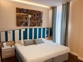 舒适双人房或双床房 | 办公桌、笔记本电脑工作区、遮光窗帘、隔音