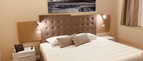 Kamar Double atau Twin Klasik | Meja kerja, ruang kerja ramah laptop, dan tirai kedap cahaya