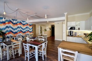 Desayuno buffet diario (EUR 8 por persona)