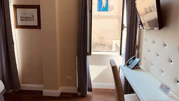 Escritorio, espacio para trabajar con laptop y cortinas blackout