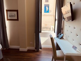 高级三人房 | 办公桌、笔记本电脑工作区、遮光窗帘、隔音