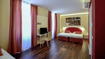 Tripla Superior | Una scrivania, postazione laptop, tende oscuranti, insonorizzazione