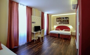 高級三人房 | 書桌、手提電腦工作空間、遮光窗簾/窗簾、隔音