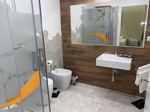 Comfort Quadruple Room | Bathroom | Shower, rainfall showerhead, free toiletries, hair dryer