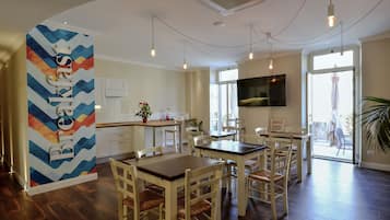 Desayuno buffet (EUR 8 por persona)