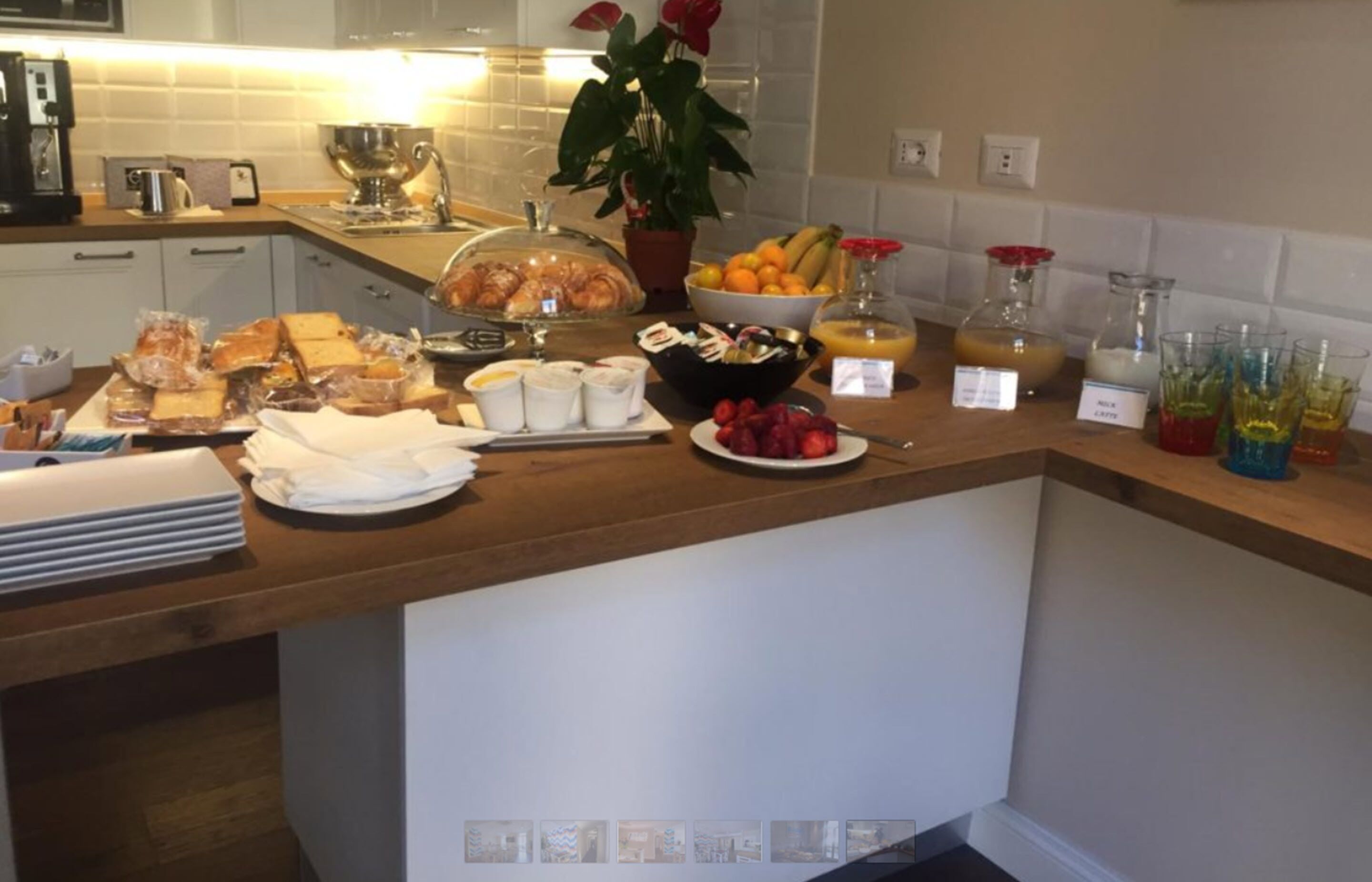 Un bufé de desayuno con diversas opciones de comida, como pasteles, frutas y bebidas.