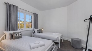 3 bedrooms, travel cot, free WiFi, bed sheets - Best on Letitia Central spacious stylish sleeps 6 (North Hobart)