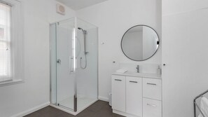 Shower, hair dryer - Best on Letitia Central spacious stylish sleeps 6 (North Hobart)