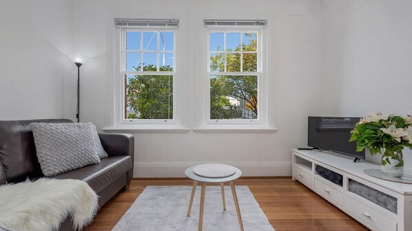TV - Best on Letitia Central spacious stylish sleeps 6 (North Hobart)