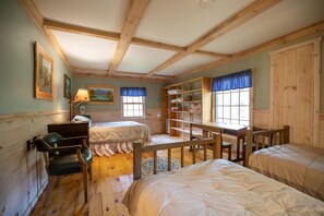 3 bedrooms, desk, travel crib, bed sheets