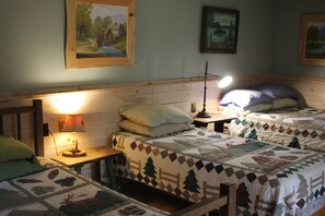 3 bedrooms, desk, travel crib, bed sheets