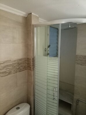 Appartement | Badkamer | Een douche, een regendouche, een haardroger, handdoeken
