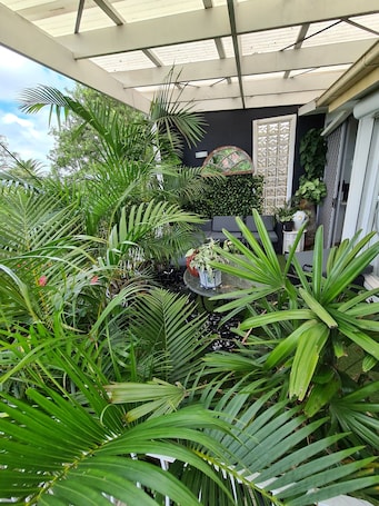 Property grounds. Vista unit: 2.5 bedrooms, Close to the City/beach/airport/train station