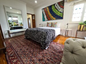 3 chambres, fer et planche à repasser, lit de bébé portatif