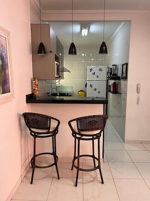 Fridge, microwave, oven, stovetop - APARTMENT IN GUARUJÁ <br>🏖 ENSEADA WITH POOL - WI-FI and GAMES ROOM (Guarujá)