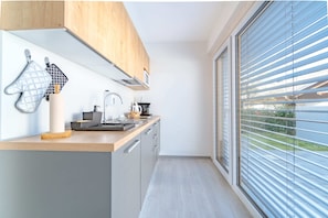 Réfrigérateur, micro-ondes, plaque de cuisson, lave-vaisselle