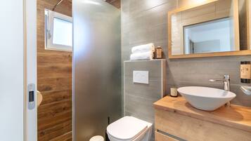 Dusche, Haartrockner, Handtücher, Seife