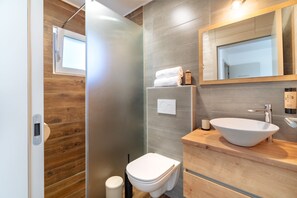 Douche, sèche-cheveux, serviettes fournies, savon