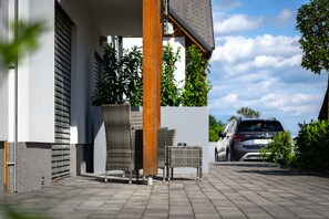 Terrace/patio - Lakeside Living: Modern Apartment Just 400m from Lake Bled (Bled)