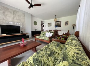 Smart TV, DVD player, books, stereo - Guaeca, the paradise of the North Coast. (São Paulo)