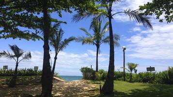 Na praia, espreguiçadeiras, guarda-sóis