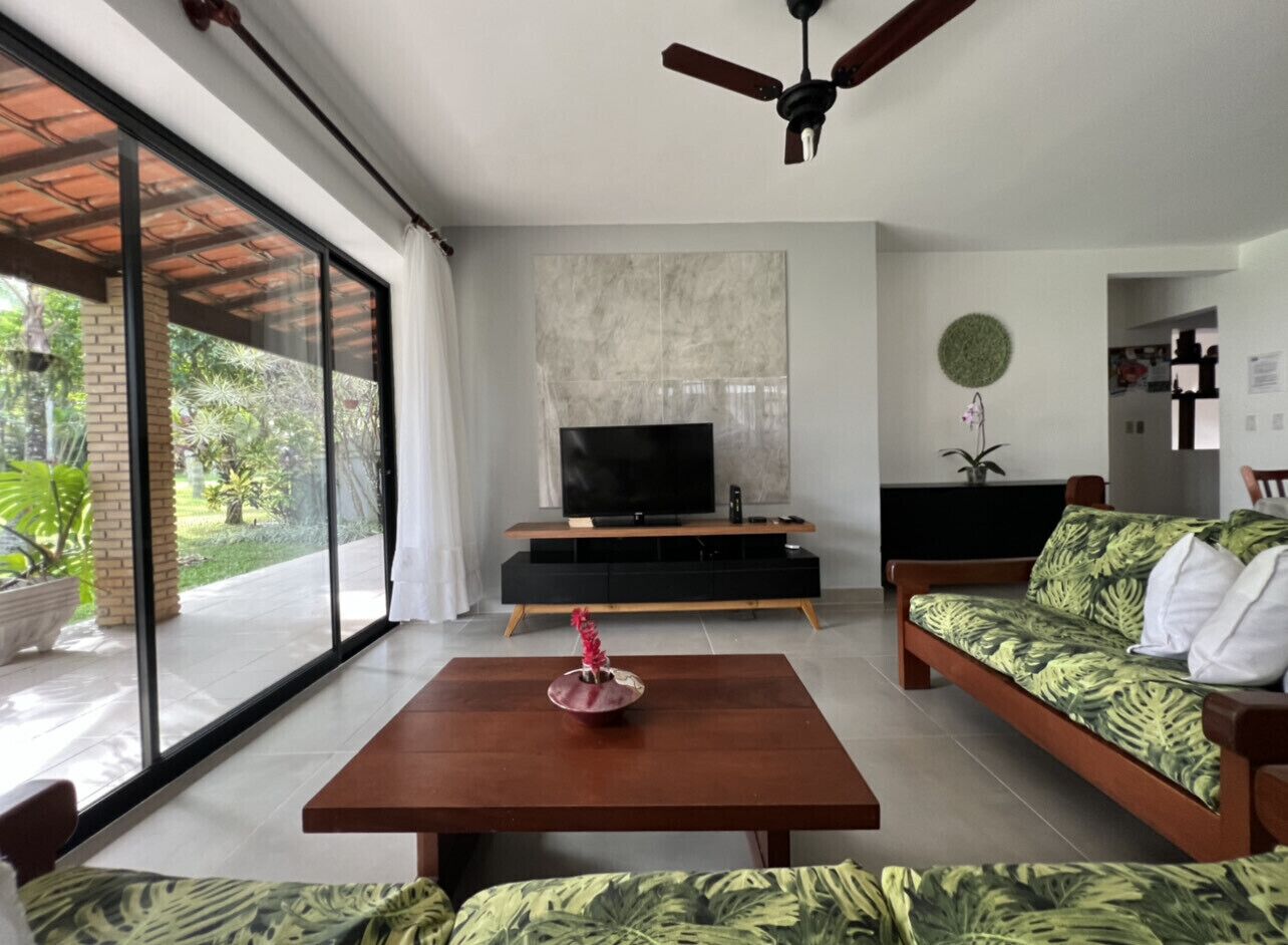 智能电视、DVD 播放器、书、立体声音响