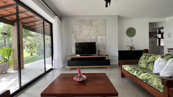 Smart TV, pemutar DVD, buku, dan peralatan stereo
