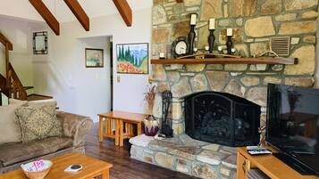 Smart-tv, eldstad och dvd-spelare