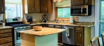 Bear's Rest, LONG RANGE MNT VIEWS! BIG COMFY DECK