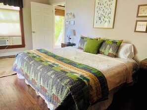 2 bedrooms, desk, iron/ironing board, free WiFi - Bear's Rest, LONG RANGE MNT VIEWS! BIG COMFY DECK (Brevard)