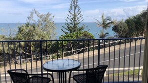 Outdoor dining - Shoreline U3|Ocean Views, Walk to Kings Beach, Cafés & Coastal Walk (KINGS BEACH)