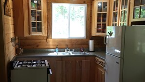 Coffee/tea maker, fridge, oven, stovetop - not available (West Gardiner)